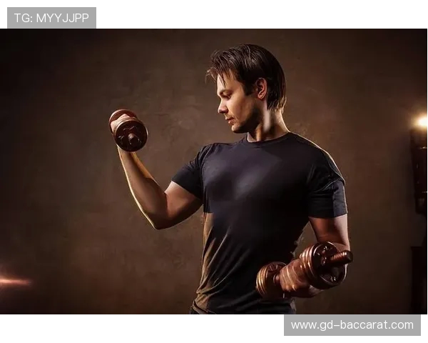 健身大师挑战之力量崛起拿哑铃开启全新极限锻炼之旅